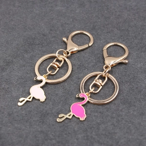 Flamingo Schlüsselanhänger aus Metall mit goldenem Karabinerverschluss und Emaille-Anhänger