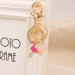 Goldener Flamingo Metall Schlüsselanhänger mit Emaille Anhängern und Hummerverschluss Deko