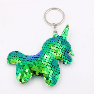 Dettaglio macro del portachiavi a unicorno con paillettes reversibili verdi e blu