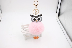 Porte-clés chouette rose en peluche avec fermoir doré sur mini banc blanc déco
