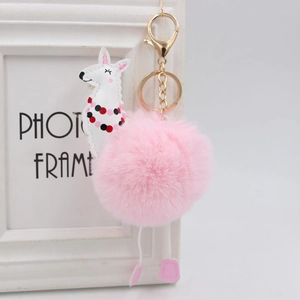 Portachiavi alpaca in pelliccia sintetica rosa con moschettone dorato su sfondo bianco