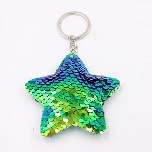 Dettaglio portachiavi a stella con paillettes sfumate verde blu e anello in metallo