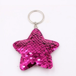 Dettaglio portachiavi a forma di stella con paillettes reversibili magenta e anello metallico