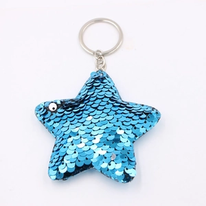 Dettaglio portachiavi a stella con paillettes blu, materiale riflettente e anello argento