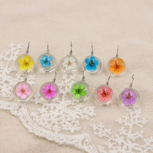 Lot de 10 pendentifs artisanaux en résine avec fleurs séchées et pétales colorés