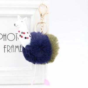 Dettaglio del portachiavi alpaca in peluche con palla di lana bicolore e chiusura dorata
