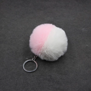 Porte-clés bicolore en fausse fourrure rose et blanche avec anneau en métal argenté