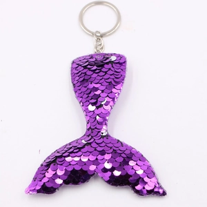 Dettaglio del portachiavi a coda di sirena con paillettes viola e trama metallica lucida