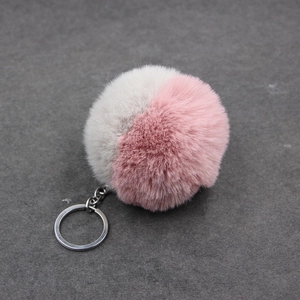 Porte-clés pompon bicolore rose et gris en fausse fourrure avec attache en métal argenté