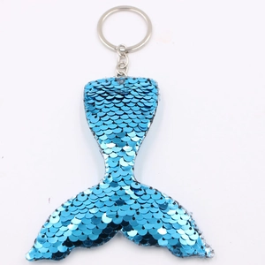 Dettaglio del portachiavi a coda di sirena con paillettes blu e anello in metallo argento