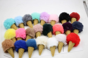Vue détaillée des porte-clés cornet de glace en fausse fourrure colorée en plusieurs teintes