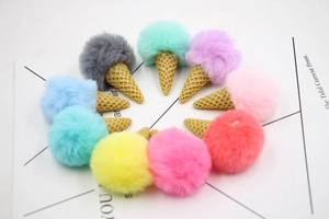 Vue de dessus de porte-clés cornet de glace en fausse fourrure en dix couleurs pastel vives