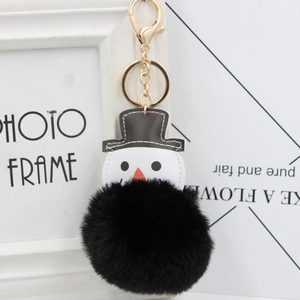 Détail de porte-clés bonhomme de neige avec pompon noir en fausse fourrure et fermoir doré