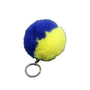 Porte-clés bicolore en fausse fourrure de lapin avec pompon bleu et jaune et anneau
