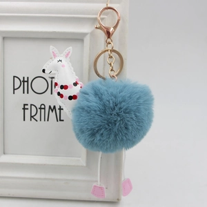Portachiavi alpaca in peluche blu con chiusura in metallo dorato e dettagli in pelle