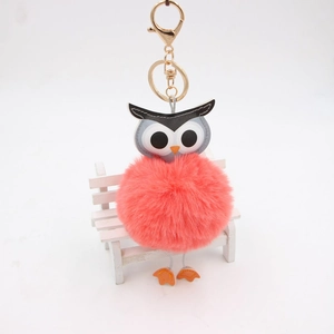 Détail du porte-clés hibou en fausse fourrure rose avec anneau doré et finitions en cuir