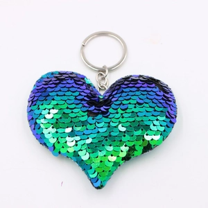Dettaglio portachiavi a cuore con paillettes reversibili blu-verdi e anello argento