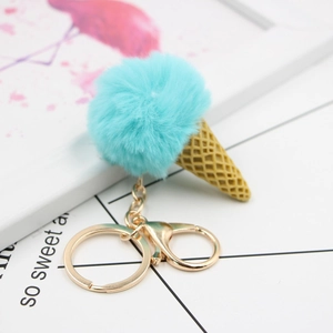 Mignon porte-clés cornet de glace en fausse fourrure bleu clair avec fermoir doré