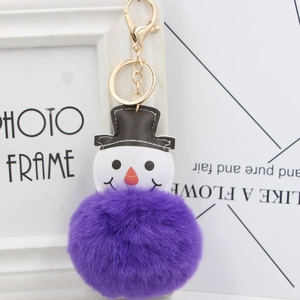Détail d'un porte-clés bonhomme de neige violet en fausse fourrure avec fermoir doré