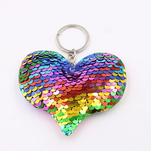 Portachiavi a cuore con paillettes arcobaleno e anello metallico su sfondo bianco