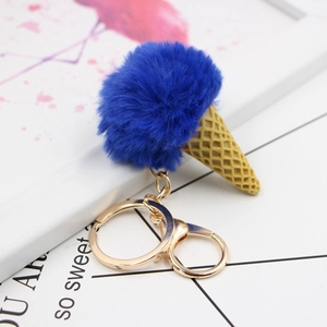 Détail du porte-clés cornet de glace en fausse fourrure bleue avec fermoir doré