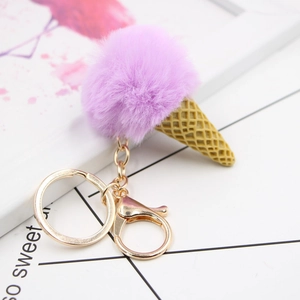 Détail d'un joli porte-clés cornet de glace en fausse fourrure violette et clip doré