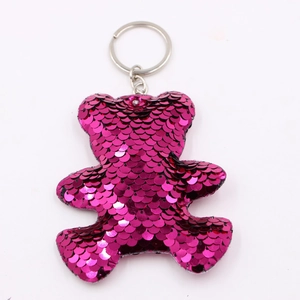 Dettaglio portachiavi a forma di orso con paillettes magenta e anello in argento