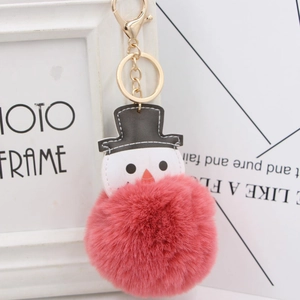 Vue détaillée du porte-clés bonhomme de neige en peluche rose avec fermoir doré