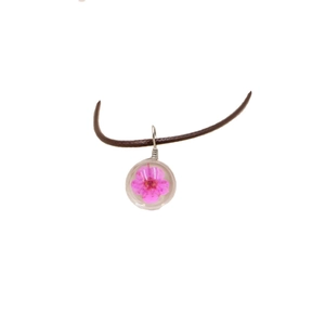 Collier fait main avec véritable fleur séchée rose en pendentif résine et cordon brun
