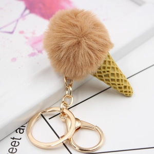 Détail d'un porte-clés crème glacée avec boule en fausse fourrure brune et clip doré