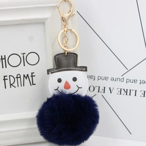 Vue détaillée du porte-clés bonhomme de neige avec pompon bleu et fermoir doré