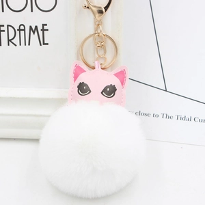 Détail du charme de chat rose en simili cuir avec pompon en fausse fourrure blanche et mousqueton