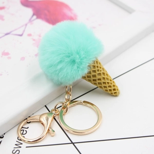 Détail du porte-clés cornet de glace en fausse fourrure vert menthe avec fermoir doré