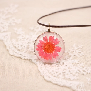 Collier avec pendentif marguerite rose séchée en résine et anneau en métal bronze rétro