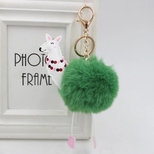 Dettaglio portachiavi alpaca con pompon di pelliccia verde e anello in metallo