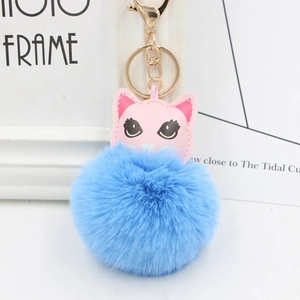Détail du charm chat en cuir PU rose avec un pompon en fausse fourrure bleue douce