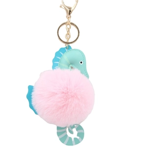 Seepferdchen-Anhänger aus hellblauem Lederimitat mit pinkem Pelzball und goldener Kette