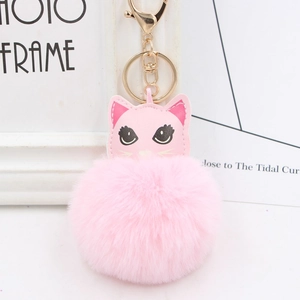 Détail du porte-clés chat en peluche rose avec fermoir doré et finitions en cuir PU