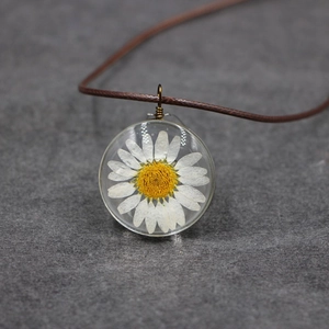 Collier Pendentif en Résine de Fleurs Séchées Réelles Fait Main Style Forêt Vintage Marguerite Rond Colliers Femme Bijoux de Plantes Naturelles