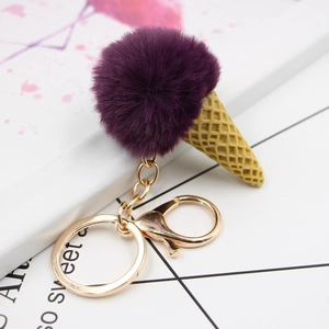 Détail du porte-clés glace en fausse fourrure violette avec fermoir mousqueton doré