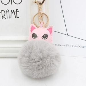 Détail d'oreilles de chat en PU rose sur un pompon en fausse fourrure grise avec clip doré