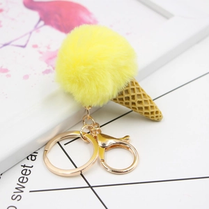 Détail du porte-clés glace en fausse fourrure jaune avec cône en résine et fermoir doré