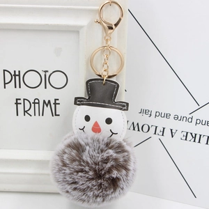 Détail d'un porte-clés bonhomme de neige en peluche avec boule en fausse fourrure