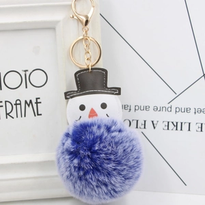 Détail d'un joli porte-clés pompon bonhomme de neige en fausse fourrure avec fermoir doré