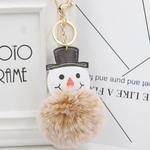 Détail du porte-clés bonhomme de neige avec tête en cuir blanc et pompon en fausse fourrure
