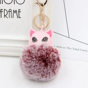 Détail de la tête de chat en cuir PU rose avec un gros pompon en peluche rouge bordeaux