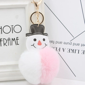Vue détaillée du porte-clés bonhomme de neige avec pompon rose et fermoir doré