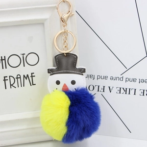 Détail d'un porte-clés bonhomme de neige en peluche avec boule bicolore et crochet doré
