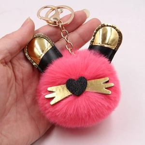 Détail du porte-clés lapin en peluche rose avec fermoir doré et paillettes en cœur