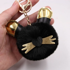 Porte-clés mignon en peluche noire avec oreilles de chat dorées et breloque cœur
